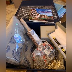 Kevia Tubingen Journee Box Plätzchen Rolling Pin Pen Earrings Candle Apron New